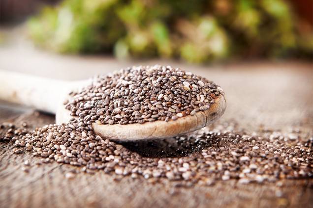 <span>Parcialmente verdade: a chia é rica em fibras, que retarda o esvaziamento gástrico e promove a saciedade. A nutricionista do HCor ressalta que frutas, hortaliças e cereais integrais também são importantes fontes de fibras alimentares. “Por ser um alimento com grande densidade calórica, cerca de 380 calorias por 100 gramas do alimento, seu consumo deve ser moderado”, orienta Juliana.</span> <span>Parcialmente verdade: a chia é rica em fibras, que retarda o esvaziamento gástrico e promove a saciedade. A nutricionista do HCor ressalta que frutas, hortaliças e cereais integrais também são importantes fontes de fibras alimentares. “Por ser um alimento com grande densidade calórica, cerca de 380 calorias por 100 gramas do alimento, seu consumo deve ser moderado”, orienta Juliana.</span>