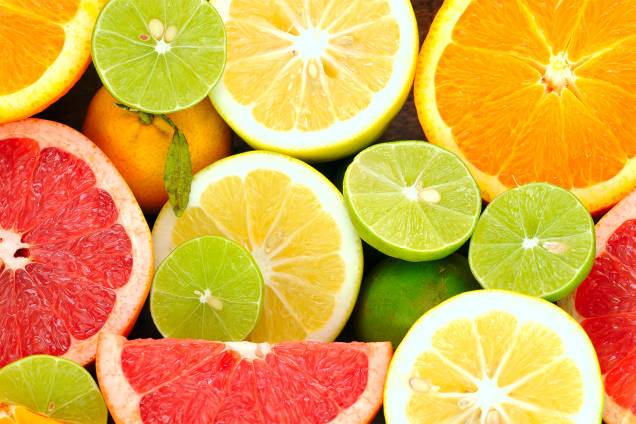 Mito: fonte de vitaminas e fibras, as frutas cítricas possuem antioxidantes, como flavonoides, compostos fenólicos, entre outros. “Em relação aos benefícios referentes ao emagrecimento, os estudos existentes ainda são muito limitados. Mais pesquisas são necessárias para obter melhores conclusões". Mito: fonte de vitaminas e fibras, as frutas cítricas possuem antioxidantes, como flavonoides, compostos fenólicos, entre outros. “Em relação aos benefícios referentes ao emagrecimento, os estudos existentes ainda são muito limitados. Mais pesquisas são necessárias para obter melhores conclusões".