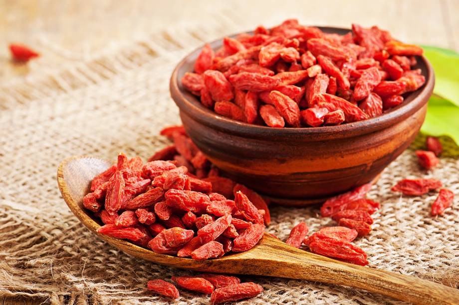 <span>Mito: a fruta é considerada saudável, pois possui propriedades antioxidantes e imunomoduladores. Embora não haja comprovação científica que relacione o consumo da fruta ao emagrecimento, sua ingestão pode ser feita como parte da alimentação para aqueles que apreciam seu sabor.</span>