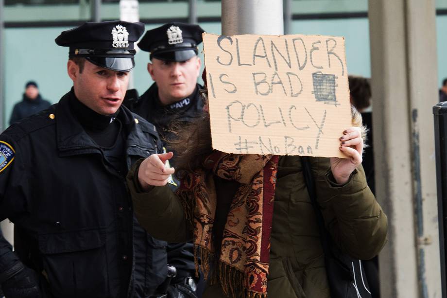 Manifestantes protestam no lado de fora do Terminal 4 do Aeroporto Internacional John F. Kennedy, contra o decreto do presidente Donald Trump para barrar a entrada de cidadãos de sete países muçulmanos nos Estados Unidos  - 28/01/2017