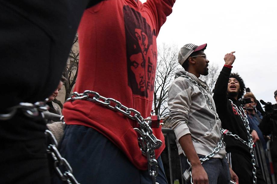 Manifestantes se reúnem para posse do presidente eleito dos Estados Unidos, Donald Trump, nesta sexta-feira (20), em Washington