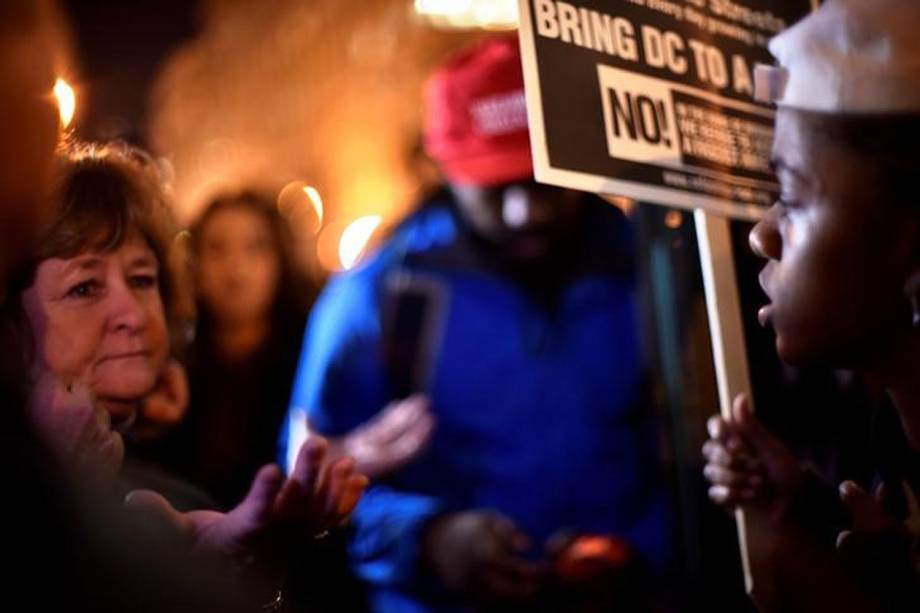 Manifestantes se reúnem para posse do presidente eleito dos Estados Unidos, Donald Trump, nesta sexta-feira (20), em Washington