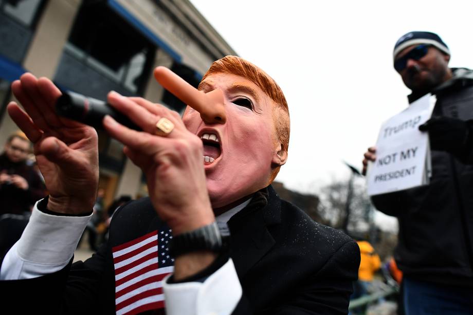 Manifestantes se reúnem para posse do presidente eleito dos Estados Unidos, Donald Trump, nesta sexta-feira (20), em Washington