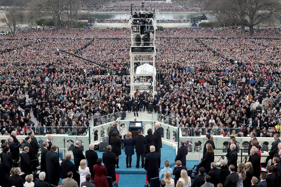 Público durante a cerimônia de posse de Donald Trump no Capitólio, em Washington - 201/01/2017