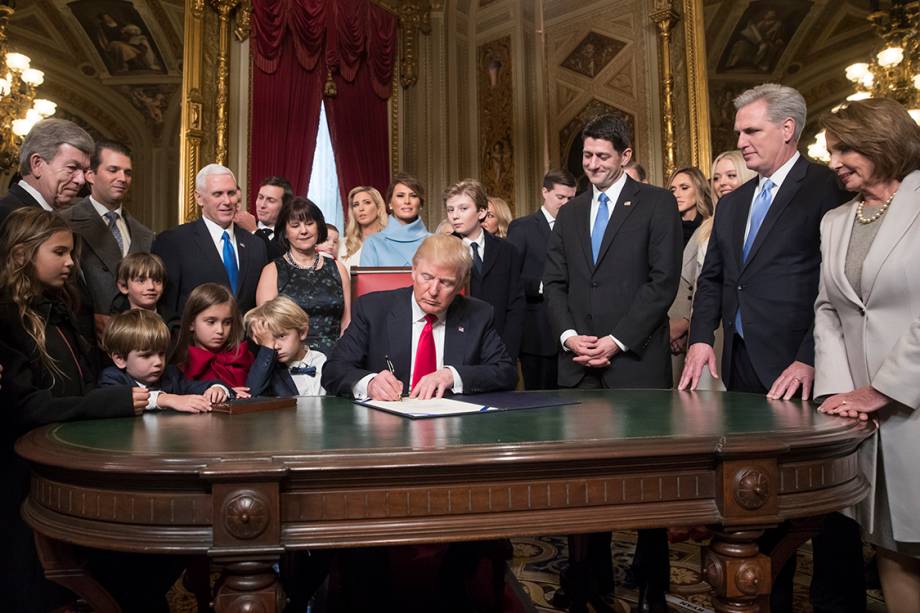 Donald Trump assina documento durante sua posse como presidente dos Estados Unidos