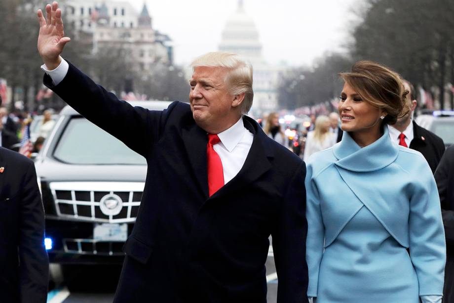 O presidente Donald Trump caminha pelas ruas de Washington ao lado de sua mulher Melania Trump