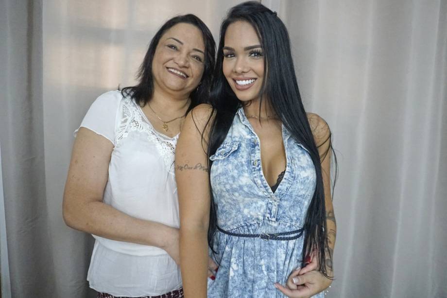 Mayara, participante do 'BBB17', com a mãe