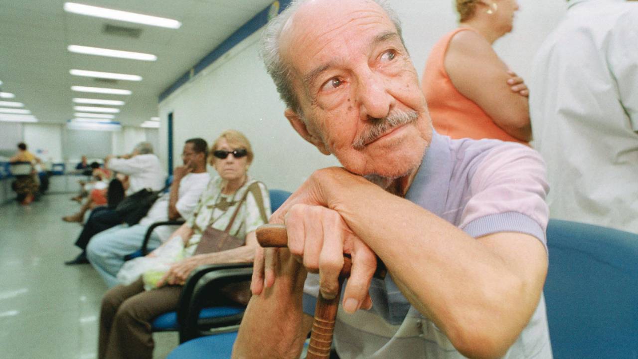 Otávio Antunes Filho, de 92 anos, aguardando na fila para o recadastramento de aposentados e pensionistas com mais de 90 anos, no posto de atendimento do INSS do bairro de Copacabana - 11/11/2003