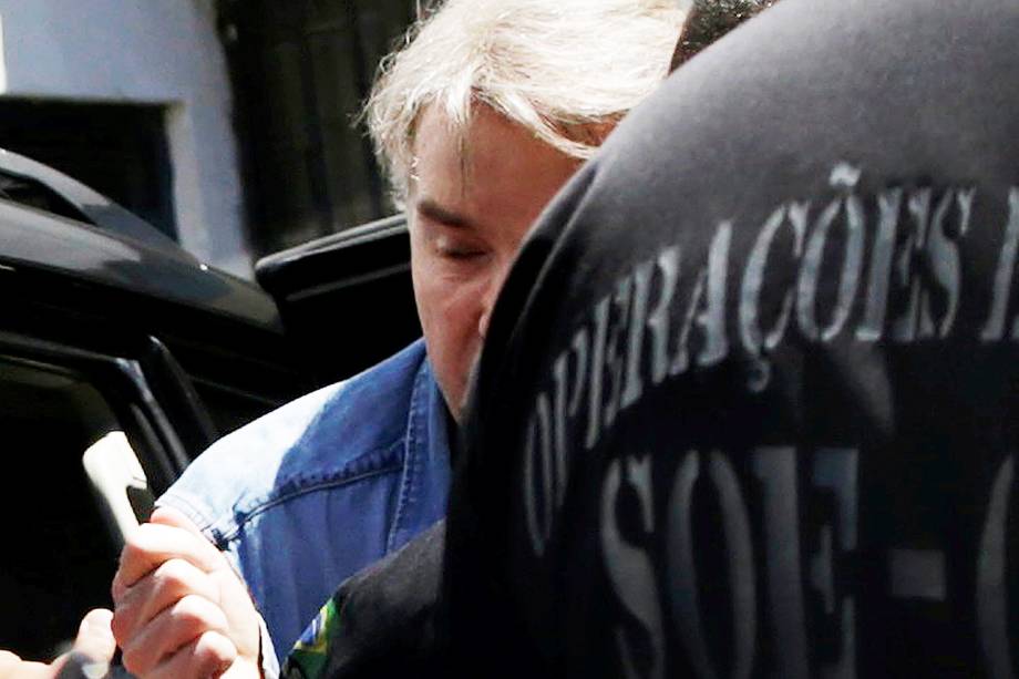 O empresário Eike Batista chega ao Presídio Ary Franco, em Água Santa, na zona norte do Rio de Janeiro, conduzido por policiais federais. Ele foi preso logo após desembarcar no Aeroporto Internacional Tom Jobim (Galeão), vindo de Nova York (EUA) - 30/01/2017 O empresário Eike Batista chega ao Presídio Ary Franco, em Água Santa, na zona norte do Rio de Janeiro, conduzido por policiais federais. Ele foi preso logo após desembarcar no Aeroporto Internacional Tom Jobim (Galeão), vindo de Nova York (EUA) - 30/01/2017