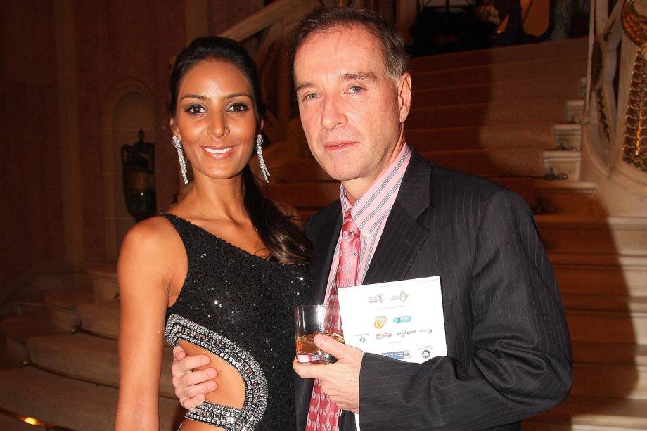 Empresário Eike Batista com a namorada Flávia no leilão beneficiente organizado pela primeira-dama Andriana Ancelmo, no Palácio Laranjeiras - 19 /08 / 2008 Empresário Eike Batista com a namorada Flávia no leilão beneficiente organizado pela primeira-dama Andriana Ancelmo, no Palácio Laranjeiras - 19 /08 / 2008