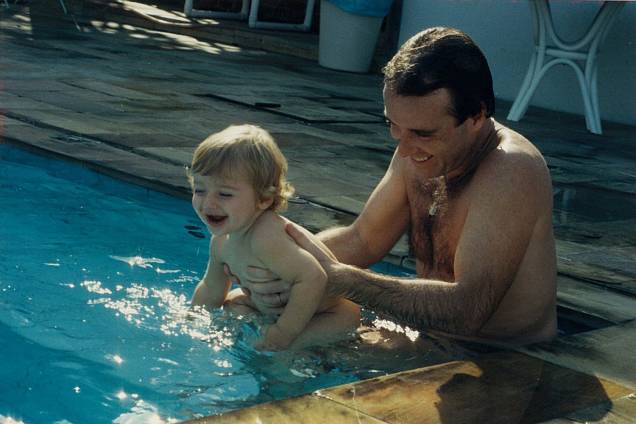 Thor na piscina com o pai, Eike Batista - 01/06/2011 Thor na piscina com o pai, Eike Batista - 01/06/2011