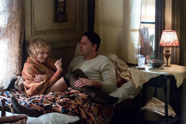 Ben Affleck e Sienna Miller - Live by Night Ben Affleck e Sienna Miller em cena romântica de 'Live by Night'