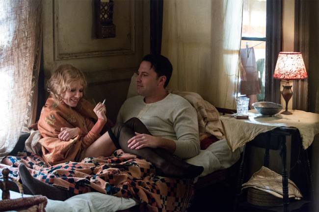 Ben Affleck e Sienna Miller em cena romântica de 'Live by Night'