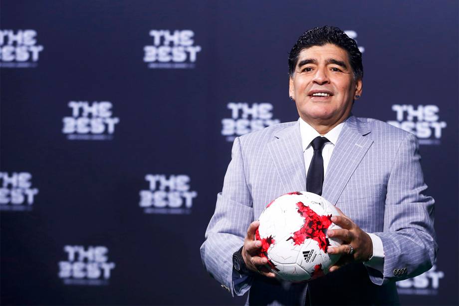 O ex-jogador Diego Armando Maradona chega para a cerimônia de premiação da Bola de Ouro da FIFA, que elege os melhores jogadores e técnicos do mundo, em Zurique, na Suíça - 09/01/2017 O ex-jogador Diego Armando Maradona chega para a cerimônia de premiação da Bola de Ouro da FIFA, que elege os melhores jogadores e técnicos do mundo, em Zurique, na Suíça - 09/01/2017