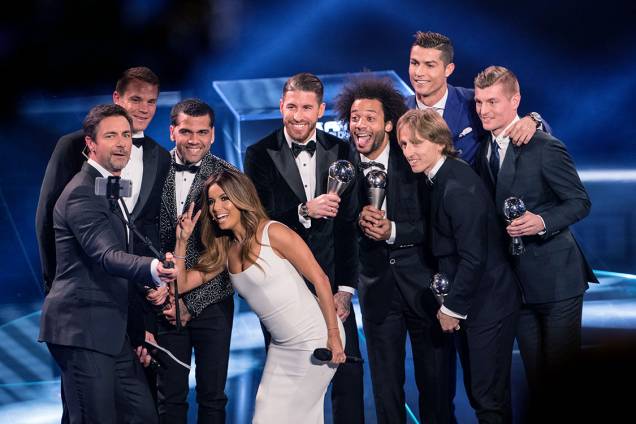 Os apresentadores Marco Schreyl e Eva Longoria tiram uma selfie com jogadores, durante o o Prêmio de Melhor do Mundo da Fifa, na Suíça Os apresentadores Marco Schreyl e Eva Longoria tiram uma selfie com jogadores, durante o o Prêmio de Melhor do Mundo da Fifa, na Suíça