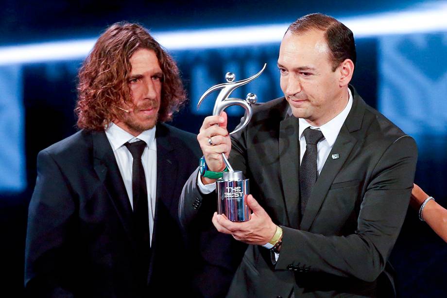 O presidente do Atlético Nacional, Juan Carlos de la Cuesta, recebe o troféu Fair Play O presidente do Atlético Nacional, Juan Carlos de la Cuesta, recebe o troféu Fair Play