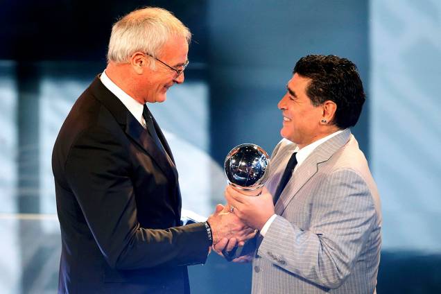 O técnico do Leicester City, Claudio Ranieri, recebe das mãos de Maradona o prêmio de melhor técnico O técnico do Leicester City, Claudio Ranieri, recebe das mãos de Maradona o prêmio de melhor técnico