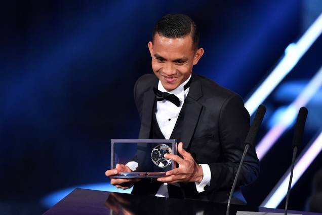 O jogador Mohd Faiz Subri, da Malásia, recebe o prêmio Puskas de gol mais bonito O jogador Mohd Faiz Subri, da Malásia, recebe o prêmio Puskas de gol mais bonito