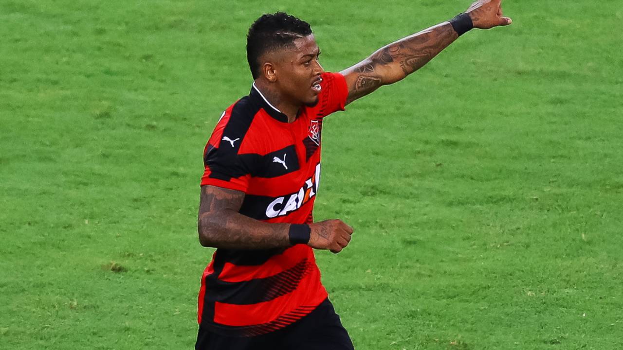O jogador Marinho, do Vitória, comemora após marcar gol contra o Fluminense, em partida válida pela 33ª rodada do Campeonato Brasileiro, realizada no Estádio do Maracanã, no Rio de Janeiro (RJ) - 28/10/2016