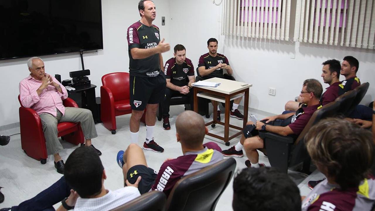Rogério Ceni faz primeira reunião com o elenco do São Paulo