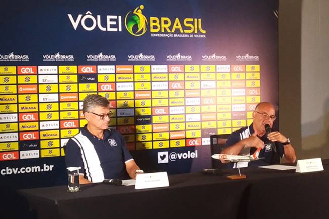 Bernardinho deixa o comando da seleção masculina de vôlei após 16 anos. Renan Dal Zotto é o substituto Bernardinho deixa o comando da seleção masculina de vôlei após 16 anos. Renan Dal Zotto é o substituto