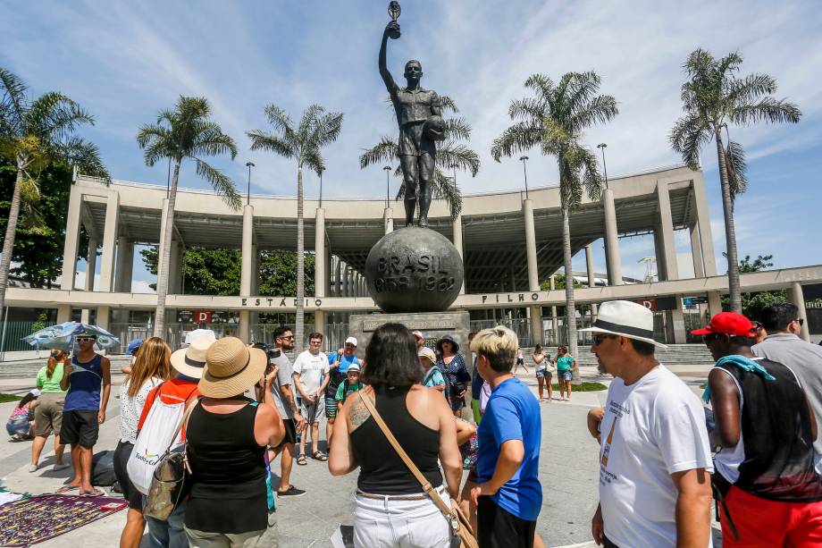 Movimentação de turistas em frente da estátua de Bellini, único ponto de "visitação" do local