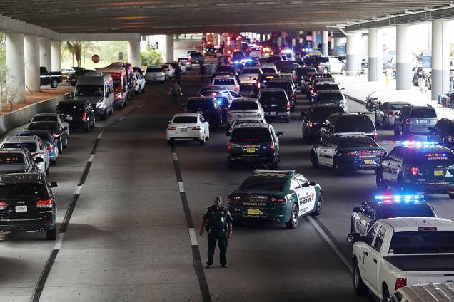 Policiais chegam em aeroporto internacional de Fort Lauderdale, e organizam trânsito após tiroteio que deixou pelo menos 5 mortos, na Flórida, Estados Unidos - 06/01/2017 Policiais chegam em aeroporto internacional de Fort Lauderdale, e organizam trânsito após tiroteio que deixou pelo menos 5 mortos, na Flórida, Estados Unidos - 06/01/2017