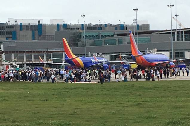 Funcionários do aeroporto internacional de Fort Lauderdale evacuam terminal onde atirador disparou, matando cinco pessoas, na Flórida - 06/01/2017 Funcionários do aeroporto internacional de Fort Lauderdale evacuam terminal onde atirador disparou, matando cinco pessoas, na Flórida - 06/01/2017