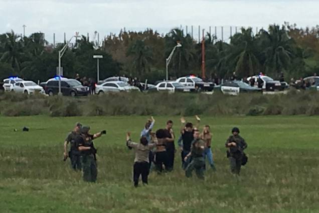Policiais evacuam terminal do aeroporto internacional de Fort Lauderdale após atirador abrir fogo e matar cinco, na Flórida - 06/01/2017 Policiais evacuam terminal do aeroporto internacional de Fort Lauderdale após atirador abrir fogo e matar cinco, na Flórida - 06/01/2017