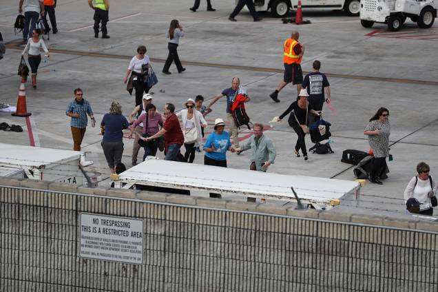 Funcionários do aeroporto internacional de Fort Lauderdale evacuam terminal de aeroporto após tiroteio, na Flórida - 06/01/2017 Funcionários do aeroporto internacional de Fort Lauderdale evacuam terminal de aeroporto após tiroteio, na Flórida - 06/01/2017