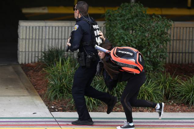 Funcionários do aeroporto internacional de Fort Lauderdale evacuam terminal de aeroporto após tiroteio, na Flórida - 06/01/2017 Funcionários do aeroporto internacional de Fort Lauderdale evacuam terminal de aeroporto após tiroteio, na Flórida - 06/01/2017