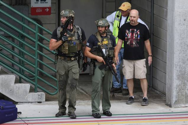 Funcionários do aeroporto internacional de Fort Lauderdale evacuam terminal de aeroporto após tiroteio, na Flórida - 06/01/2017 Funcionários do aeroporto internacional de Fort Lauderdale evacuam terminal de aeroporto após tiroteio, na Flórida - 06/01/2017