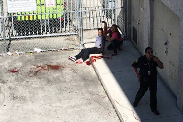 Mulher ajuda homem que foi baleado no saguão de bagagem do aeroporto internacional de Fort Lauderdale, na Flórida - 06/01/2017 Mulher ajuda homem que foi baleado no saguão de bagagem do aeroporto internacional de Fort Lauderdale, na Flórida - 06/01/2017