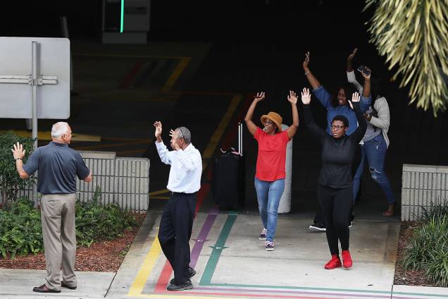 Atirador abre fogo e mata cinco pessoas no saguão de bagagem do aeroporto internacional de Fort Laudedale, Flórida - 06/01/2017 Atirador abre fogo e mata cinco pessoas no saguão de bagagem do aeroporto internacional de Fort Laudedale, Flórida - 06/01/2017