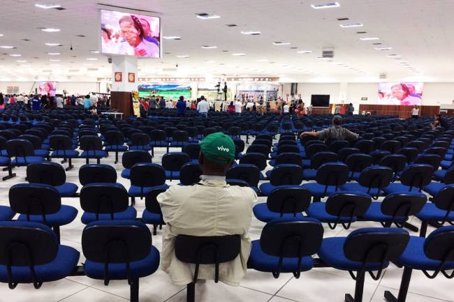 Fiéis durante culto na Igreja Mundial do Poder de Deus, um dia depois do pastor Valdemiro Santiago ser atacado com um faca Fiéis durante culto na Igreja Mundial do Poder de Deus, um dia depois do pastor Valdemiro Santiago ser atacado com um faca