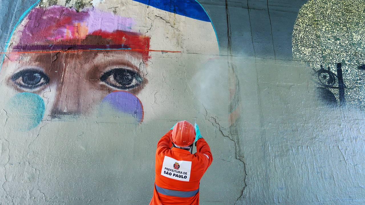 Grafites na avenida 23 de Maio