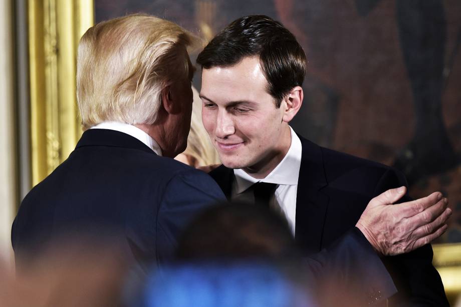 O presidente dos Estados Unidos, Donald Trump, cumprimenta Jared Kushner durante uma cerimônia na Casa Branca, em Washington