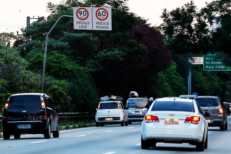 Placas já alteradas informam novos limites de velocidade na Marginal Pinheiros, na zona leste de São Paulo - 25/01/2017