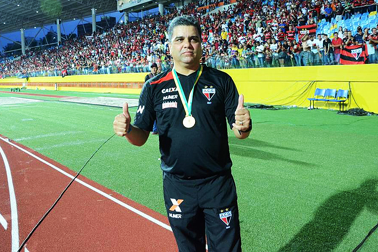 Treinador ‘sumido’ garante emprego e fica no Atlético-GO