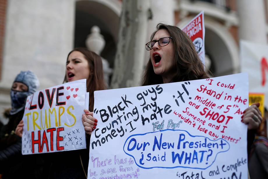 Mulheres participam de protesto por direitos civis em solidariedade à Marcha das Mulheres de Washington, em Madri, Espanha