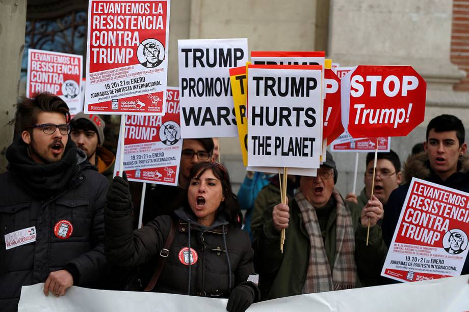 Manifestantes participam de protesto por direitos civis em solidariedade à Marcha das Mulheres de Washington, em Madri, Espanha