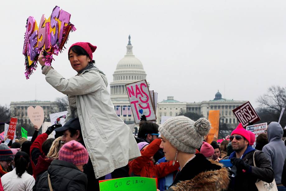 Milhares de pessoas participam da Marcha das Mulheres em protesto por direitos civis, em Washington