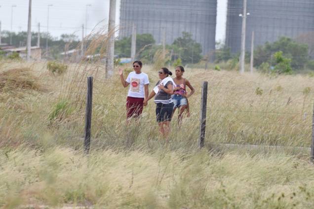 Familiares de presos da Penitenciária Agrícola de Monte Cristo aguardam por informações após rebelião que deixou pelo menos 33 mortos, em Roraima Familiares de presos da Penitenciária Agrícola de Monte Cristo aguardam por informações após rebelião que deixou pelo menos 33 mortos, em Roraima