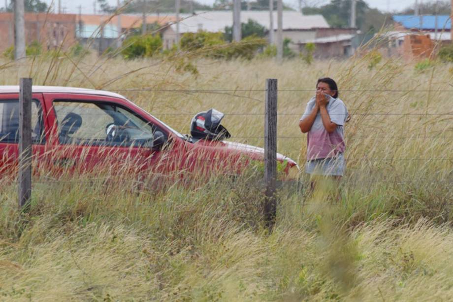 Familiares de presos da Penitenciária Agrícola de Monte Cristo aguardam por informações após rebelião, em Boa Vista, Roraima