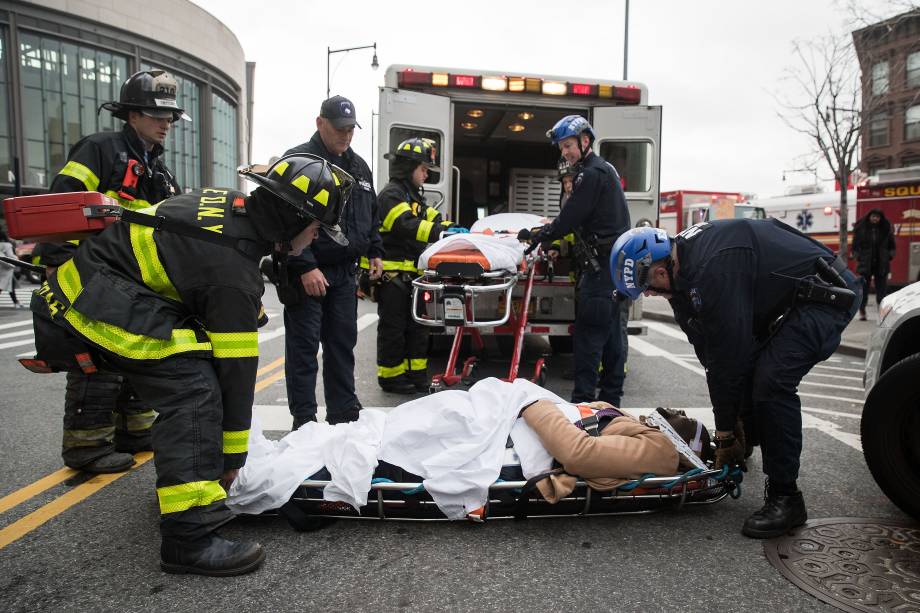 Policiais e bombeiros de Nova York socorrem os feridos após um descarrilamento na estação Atlantic, no Brooklyn - 04/01/2017