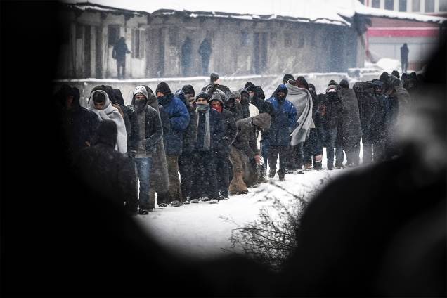 Migrantes fazem fila para receber alimentos distribuídos por voluntários em Belgrado, na Sérvia - 11/01/2017 Migrantes fazem fila para receber alimentos distribuídos por voluntários em Belgrado, na Sérvia - 11/01/2017
