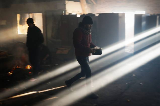 Migrantes preparam alimentos em um aduaneiro abandonado de Belgrado, na Sérvia - 07/01/2017 Migrantes preparam alimentos em um aduaneiro abandonado de Belgrado, na Sérvia - 07/01/2017