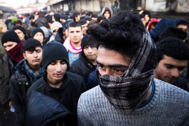 Migrantes fazem filas para receberem alimentos distribuídos por voluntários em Belgrado, na Sérvia - 15/01/2017 Migrantes fazem filas para receberem alimentos distribuídos por voluntários em Belgrado, na Sérvia - 15/01/2017