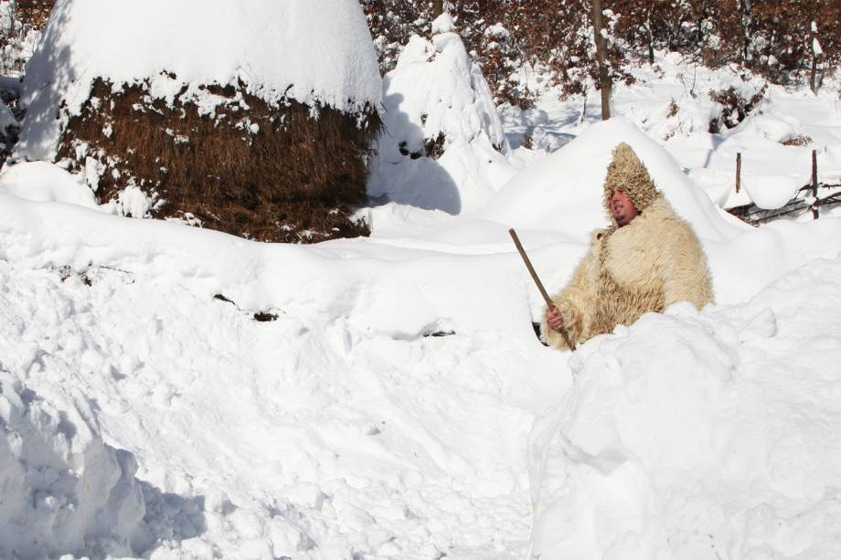 Homem caminha na neve, na vila de Jezerc, em Kosovo, após forte nevasca atingir a região - 08/01/2017