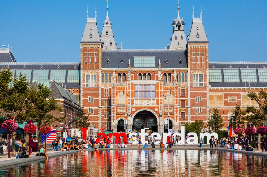 Vista frontal do Rijksmuseum, conhecido também como Museu Nacional da Holanda, localizado na cidade de Amsterdã - 31/08/2014